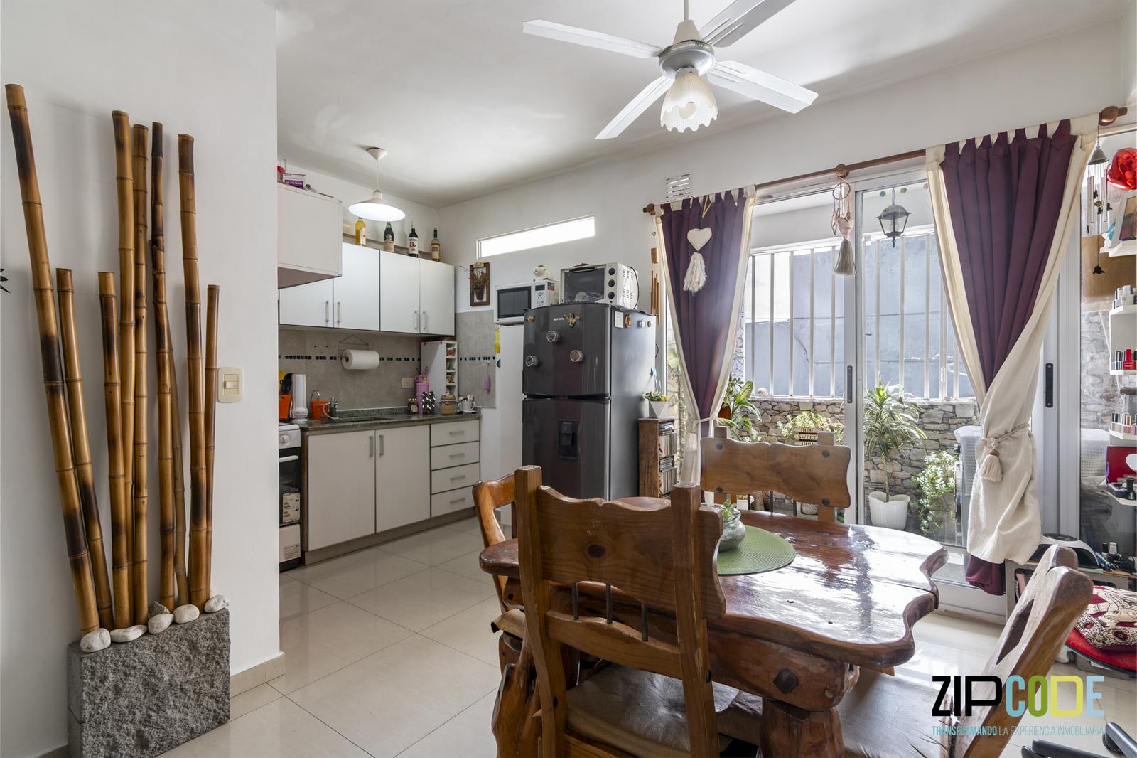 Living con vista al balcon y cocina