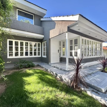 Casa de diseño moderno en venta en Barrio Dalvian | 3 suites y cava de vinos