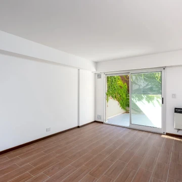 Monoambiente con patio a pasos de Bv. Oroño