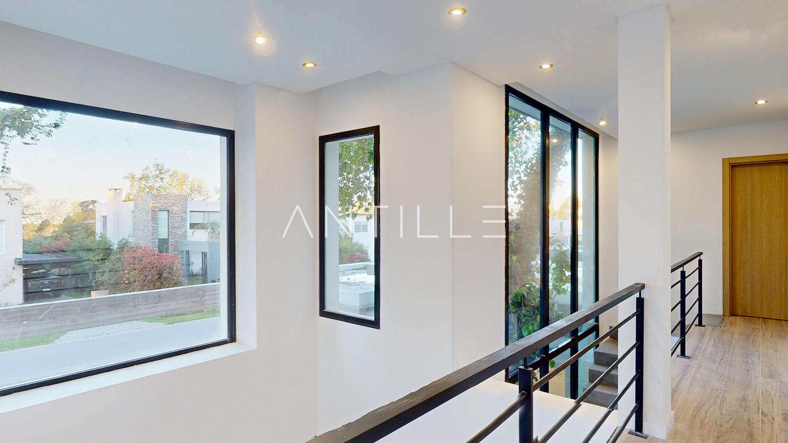 ESCALERA CASA EN GREENVILLE POLO 