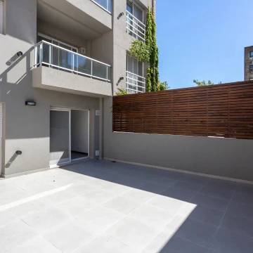 Departamento con amplio patio a pasos de Bv. Oroño