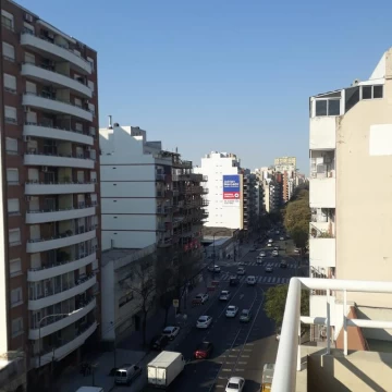 Excelente departamento de 2 ambientes al frente con amplio balcón aterrazado y cochera fija cubierta