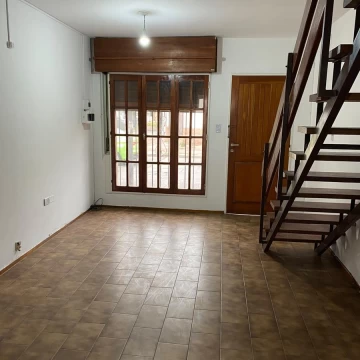 Casa en Venta de 2 dormitorios con cochera en Barrio  San Fernando
