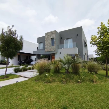 Venta Casa 6 Ambientes Esquina Piscina Gimnasio 242 m² Carpinchos Nordelta Tigre