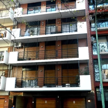 Departamento. 3 dormitorios con dependencia. Cochera.