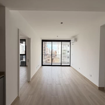 Comodo 3 ambientes con balcón corrido al frente y amenities en Caballito