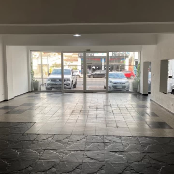 ALQUILER local con oficinas - zona concesionarias autos GRAN EXPOSICIÓN - estacionamiento