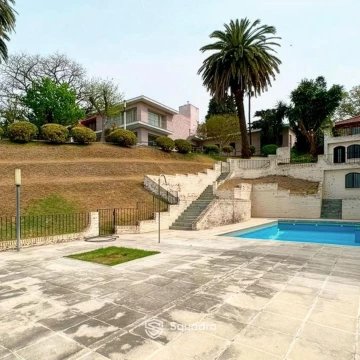 VENTA - Casa sobre la barranca de 3 dormitorios, piscina, jardín y cochera - Alberdi, Rosario.