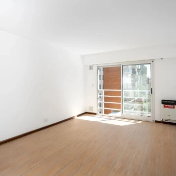 Monoambiente amplio muy luminoso a pasos de Bv. Oroño