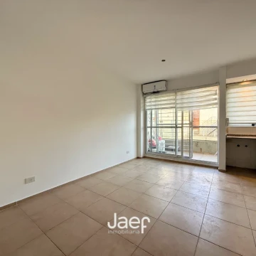 Amplio monoambiente con dormitorio separado y balcón en Martin