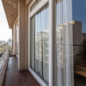 Venta departamento de 1 dormitorio. Plaza Irlanda. Edificio de 10 años. Caballito