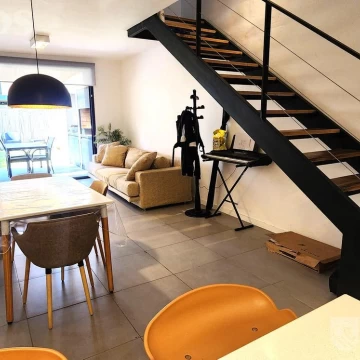 3 DORMITORIOS, GALERIA y JARDIN.