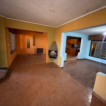 VENTA Casa 7 ambientes ideal 2 familias con Galpon y Cochera 