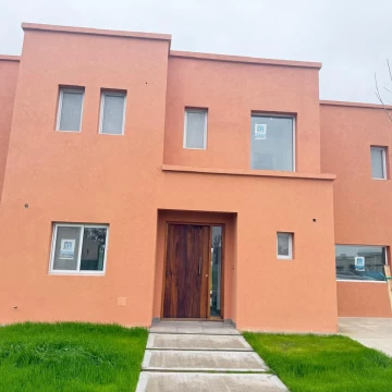 Casa en venta de 3 dorm+playroom en Santa Sofía