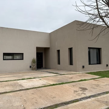 Casa en Venta o Alquiler de 3 dorm con pileta en San Ramón Pilar del Este