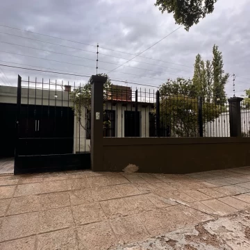 VENTA CASA CON PILETA Y QUINCHO EN LUJAN DE CUYO