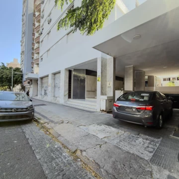 Local     Oficinas  700 m2 con 3 vidrieras y 3 cocheras en La Plata