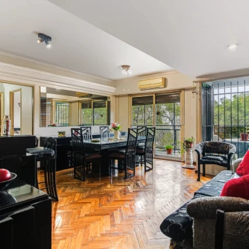 Venta Departamento de 3 ambientes con balcón frente en San Cristóbal.