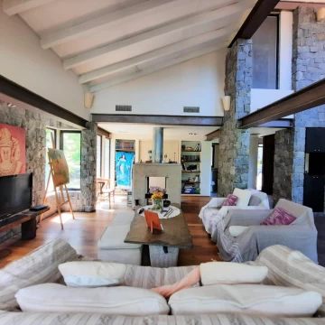 Casa en Venta de 4 Dormitorios con Pileta en La Lomada