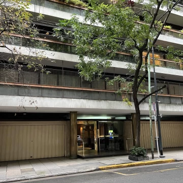 Excelente oficina con 2 cocheras en edificio de Categoría
