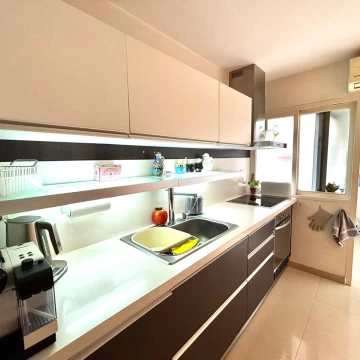Venta semipiso con cochera, baulera y vista abierta cerca subte A - Apto crédito
