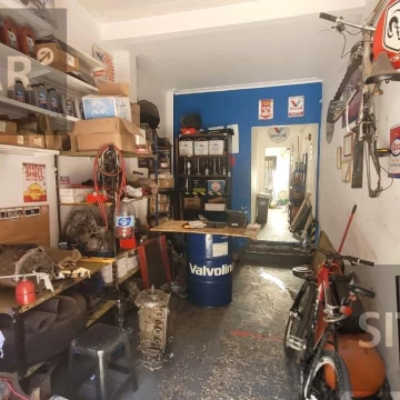 Venta local con deposito en Flores