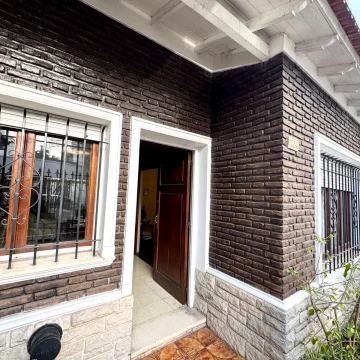 Casa 3 dormitorios patio y cochera cub 65 19 y 20 lote propio La Plata