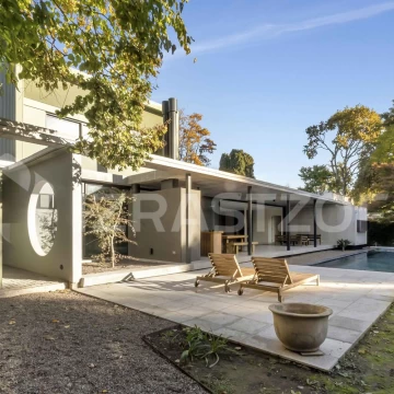 Casa en Venta en Lomas de San Isidro a Estrenar de Diseño con pileta.