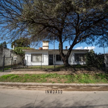 Casa de Venta - 3 Dorm. con Cochera - Arguello