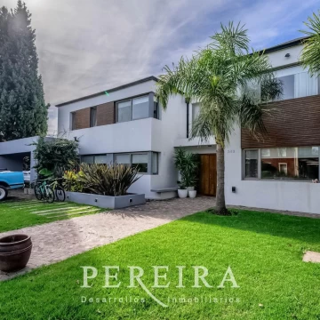 VENTA - Casa en Los Jazmines - Pilar del Este  - 5 dormitorios