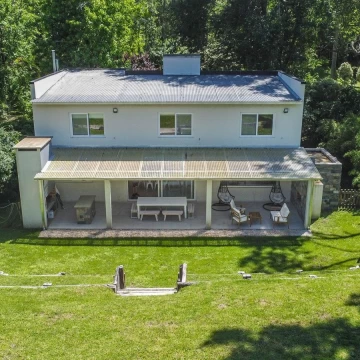 Venta Casa en  Cariló , Pinamar  excelente renta anual, y para disfrutar en familia