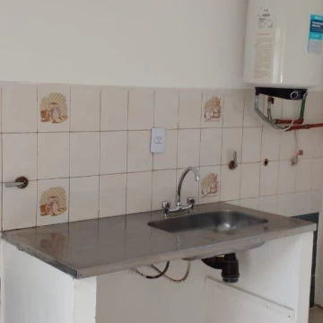 ALQUILER – Departamento de 2 dormitorios con patio y asador propio sobre Av. Santa Ana