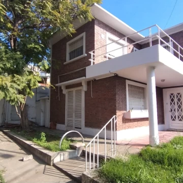 Amplia casa 3 dormitorios, cochera y ambientes adicionales - OPCION USO COMERCIAL