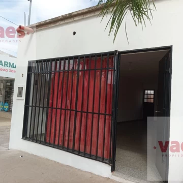 ALQUILER – Local comercial de 25 m² con patio sobre Av. Santa Ana, excelente ubicación