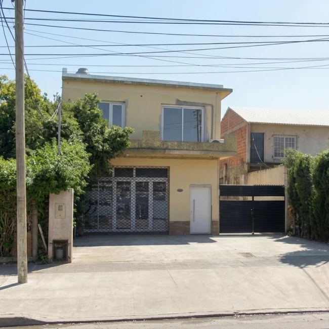 Venta Propiedad Industrial en 2 Plantas: Depósito con Puente Grúa   Oficinas/Vivienda - Berazategui.