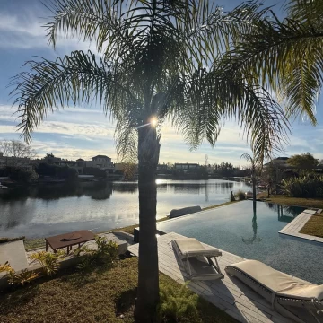 Casa en venta y/o alquiler, 4 dorimitorios. Cabos del Lago.Nordelta. A la laguna