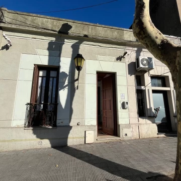 Dos propiedades en una: casa   apartamento en venta en el centro de Colonia.