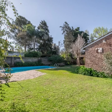 VENTA CASA UNA PLANTA 5 AMB, CON JARDÍN, PILETA, QUINCHO  Y COCHERA EN  SAN ISIDRO