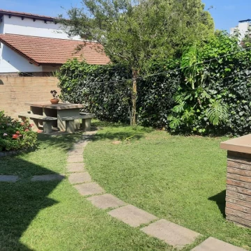 Venta Casa 2 dormitorios Jardín Cochera   Barrio Santa Rita a metros  del Rio Granadero Baigorria