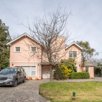 Casa en venta 8 ambientes barrio cerrado Lomas de Benavidez