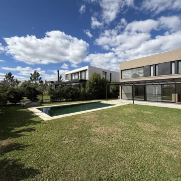 Venta Casa a estrenar en Barrio Los Castaños de Nordelta, 3 dormitorios, cochera, pileta y jardín.