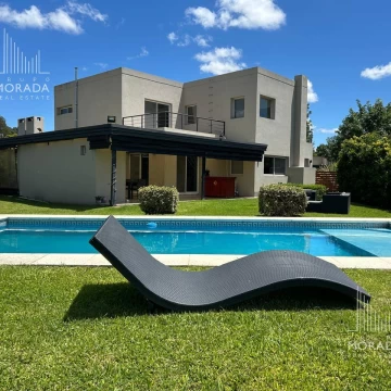 Casa 5 dormitorios con pileta Santa Guadalupe Pilar del Este