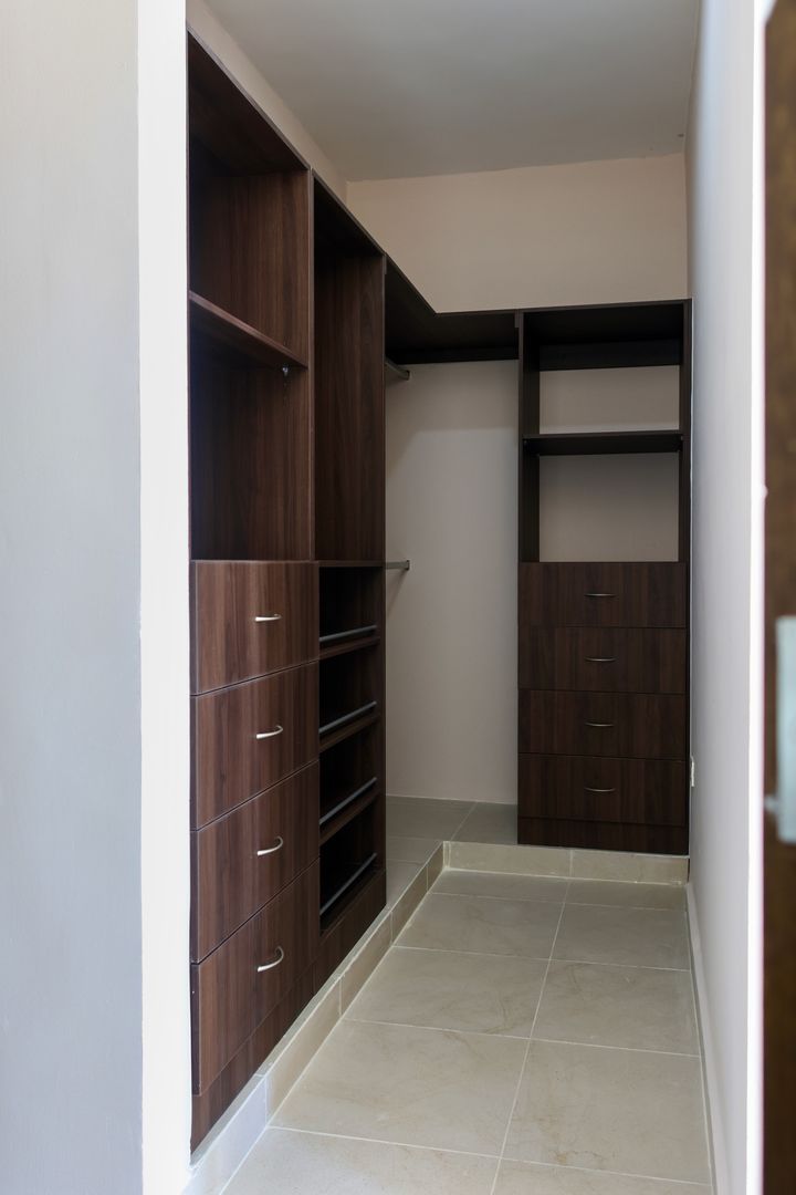 Closet 1.JPG