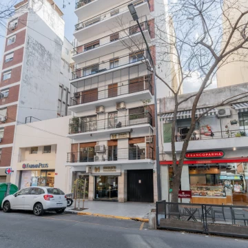 Venta tres ambientes con espacio guardacoches. Palermo