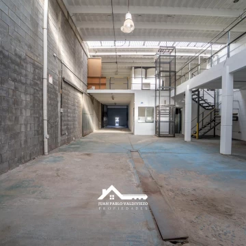 Galpon con 200 m2 de oficinas, y galpón 200 m2 con Entrepiso !