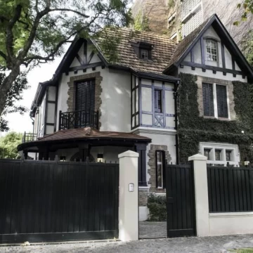 Espectacular casa en alquiler con jardin, pileta y cochera para varios autos en impecable estado