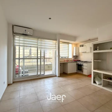 Semipiso 1 dormitorio al frente en barrio martin (monoambiente dividido)