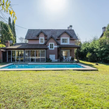 VENTA CASA 4 AMBIENTES C/PISCINA, PARQUE, QUINCHO Y COCHERA EN ECHEVERRÍA DEL LAGO, CANNING