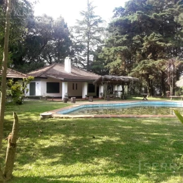 Venta Casa 4 amb con piscina en Barrio Parque Sakura, Exaltación de la Cruz