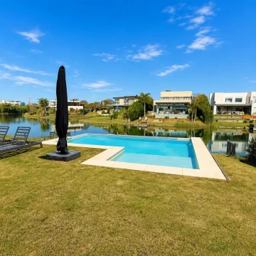 Casa en Venta a la Laguna en Ceibos - Puertos del Lago